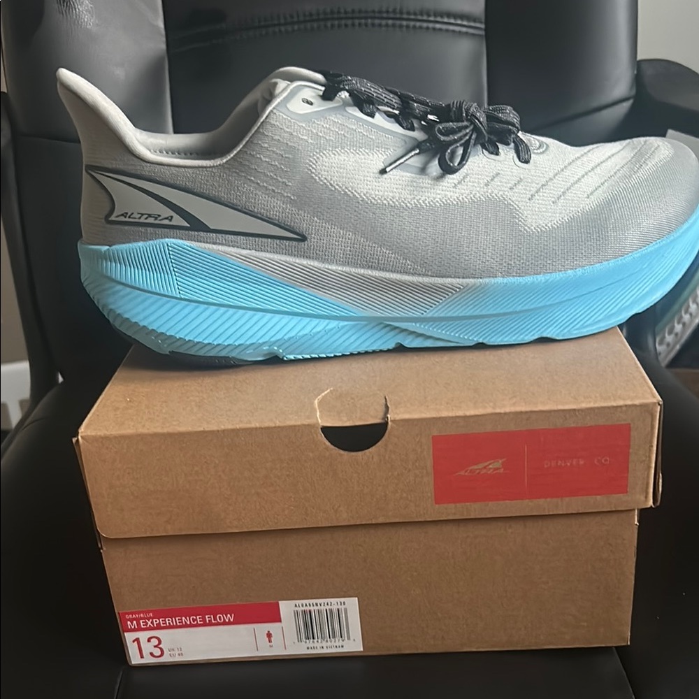Altra Men's Experience Flow Light Gray and Sky Blue size 13 unused new